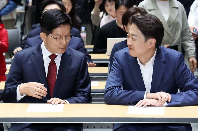 김문수 국민의힘 대통령 후보(왼쪽)와 이준석 개혁신당 대통령 후보가 지난 19일 오전 서울 중구 서울시청에서 열린 '약자와 동행하는 서울 토론회'에 참석해 나란히 앉아 있다. /뉴스1