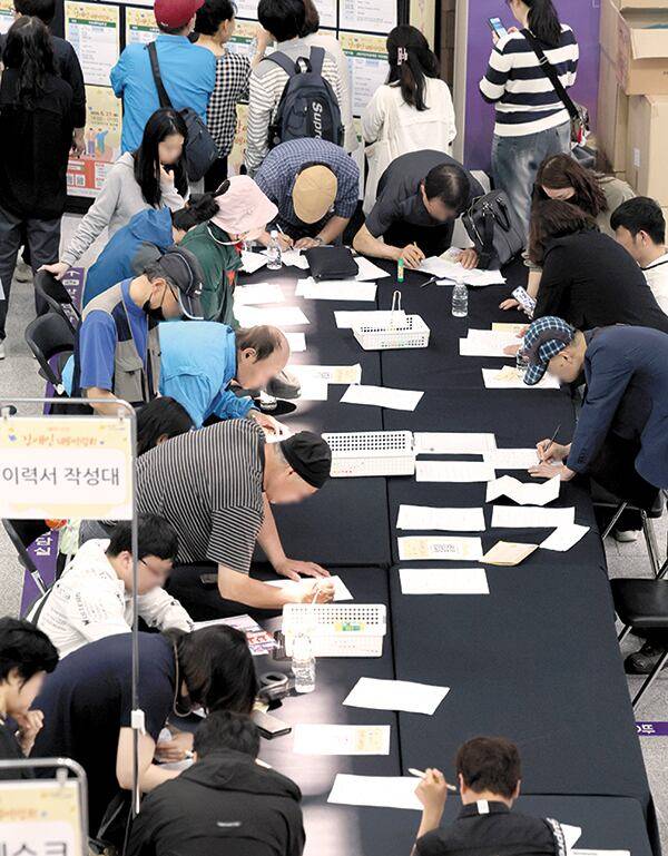 27일 인천 남동구 인천시청에서 열린 장애인채용박람회에서 구직자들이 이력서를 쓰고 있다. /뉴시스