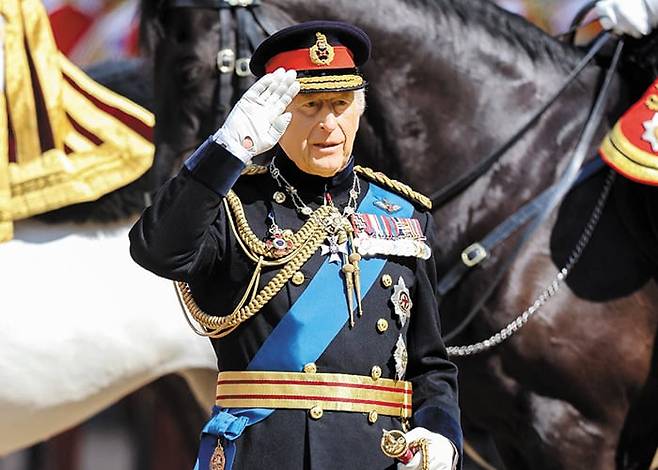 英 국왕은 손바닥 보이도록 경례 - 지난 12일 찰스 3세 영국 국왕이 영국 버크셔주 윈저성에서 기병대를 향해 거수경례하는 모습. /AFP 연합뉴스