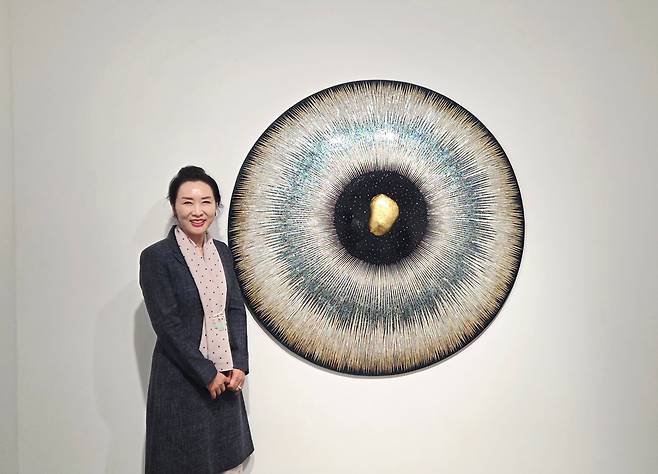 전시장에서 '에테르' 옆에 선 오명희 작가. /허윤희 기자