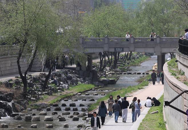서울 중구 청계천에서 시민들이 산책하고 있다./연합뉴스