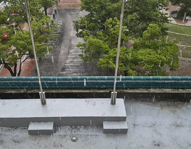 28일 오후 대구 동구 신암동 동구청 일대에 우박과 비가 쏟아지고 있다. /연합뉴스