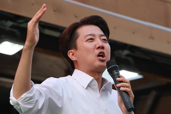개혁신당 이준석 대선 후보가 28일 서울 강남구 코엑스 동문에서 집중유세를 하고 있다. /연합뉴스