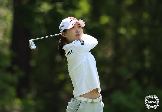 황유민이 지난 18일 강원도 춘천 라데나 골프클럽에서 열린 두산 매치플레이 결승전에 나서 3번홀 티샷을 하고 있다./KLPGA