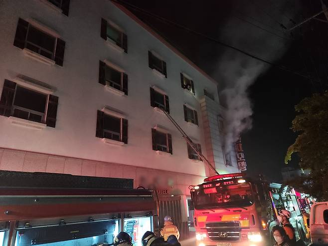 28일 오후 9시 33분쯤 충남 서산시 동문동 한 모텔에서 불이 났다. /뉴시스