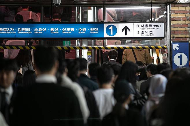 서울 중구 서울역에서 승객들이 발걸음을 옮기고 있다. /뉴스1