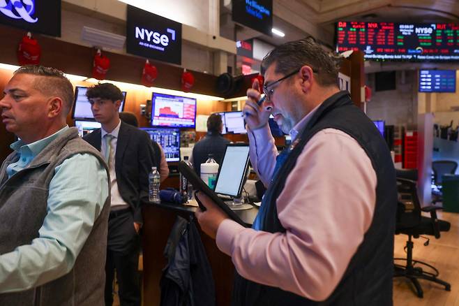 미국 뉴욕증권거래소(NYSE) 입회장에서 트레이더들이 업무에 나서고 있다. /AFP 연합뉴스