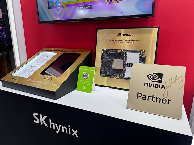 젠슨 황 엔비디아 CEO가 이달 20일 대만 타이베이 난강 전시관에서 개최된 '컴퓨텍스 2025'에서 SK하이닉스 부스를 찾아 전시된 HBM에 사인을 남겼다./연합뉴스