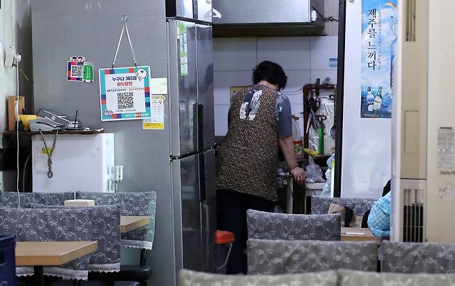 서울의 한 식당에서 소상공인이 장사를 준비하고 있다. /뉴스1