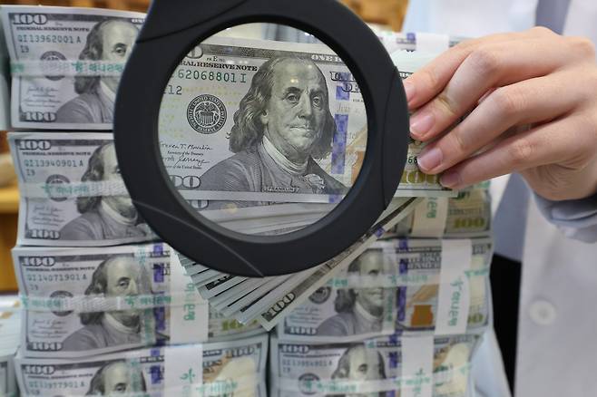 8일 서울 중구 하나은행 위변조대응센터에서 은행 관계자가 달러화를 정리하고 있다. /뉴스1