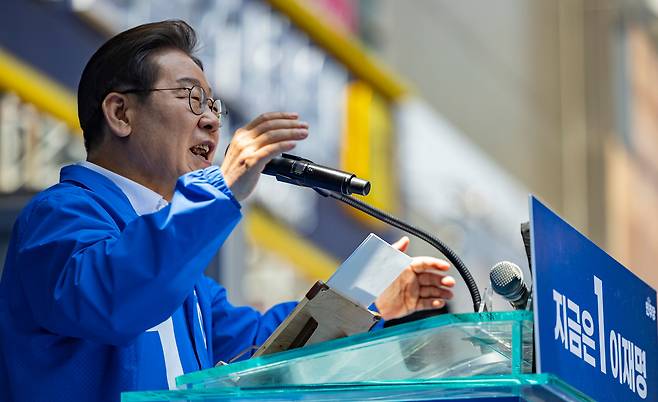 이재명 더불어민주당 대통령 후보가 14일 부산 부산진구 서면을 찾아 지지를 호소하고 있다. (공동취재)/뉴스1