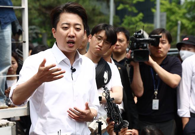 이준석 개혁신당 대통령 후보가 28일 서울 영등포구 여의도공원에서 유세를 마치고 취재진 질의에 답변하고 있다./뉴스1