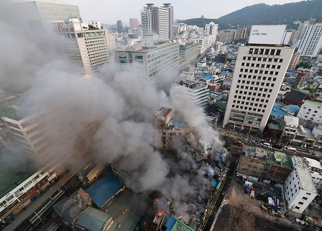 28일 오후 서울 중구 을지로 세운상가 인근 재개발 예정지구에서 화재가 발생해 소방대원들이 화재를 진압하고 있다. 소방당국은 이날 오후 6시 20분 기준 현재 인력 446명과 소방차 100대, 사다리차 5대를 동원해 진화 작업 중이다. 2025.5.28/뉴스1