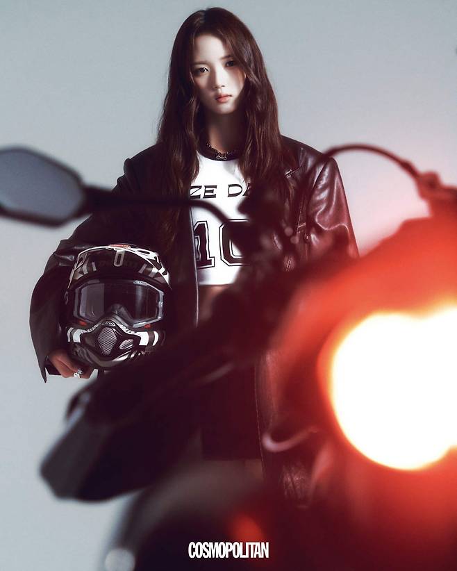 레더 재킷 Münn. 크롭 톱 Daze Dayz. 스커트 Coach. 초커 스타일리스트 소장품.