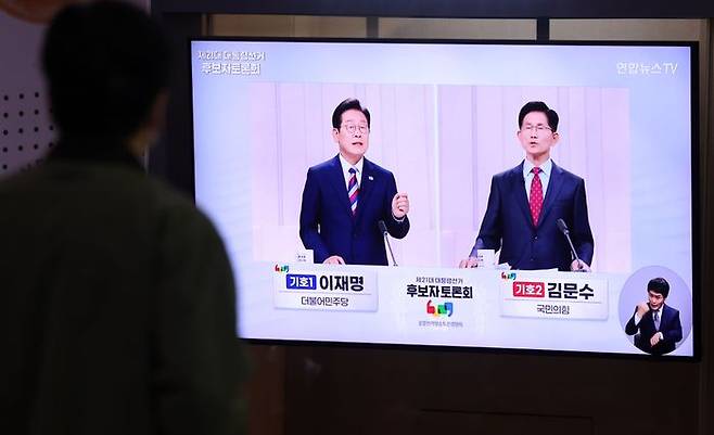 27일 오후 서울역 대합실에서 한 시민이 중앙선거방송토론위원회 주관 21대 대선 3차 후보 토론을 시청하고 있다. ⓒ뉴시스