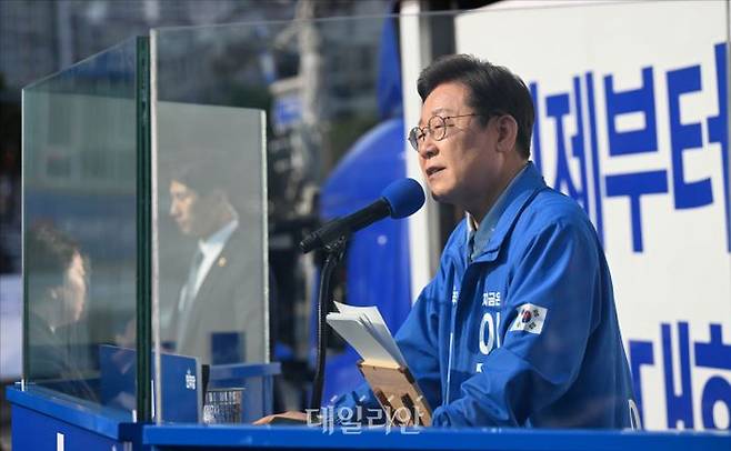 이재명 더불어민주당 대선 후보가 26일 경기도 남양주시 평내호평역 앞에서 집중 유세를 하고 있다. ⓒ데일리안 홍금표 기자