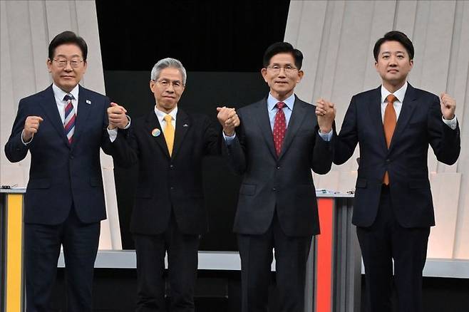 더불어민주당 이재명, 민주노동당 권영국, 국민의힘 김문수, 개혁신당 이준석 대선 후보(왼쪽부터)가 27일 서울 마포구 상암동 MBC 스튜디오에서 진행된 정치 분야 TV토론에 앞서 포즈를 취하고 있다. ⓒ국회사진기자단