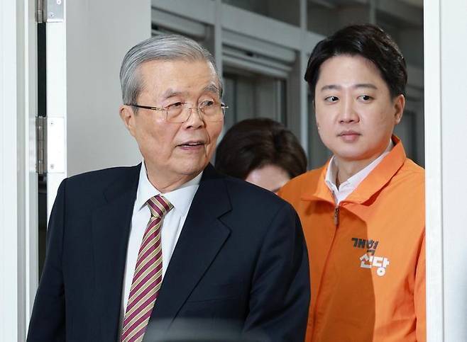 이준석 개혁신당 대선 후보가 지난해 6월, 총선 당시 공천관리위원장을 지냈던 김종인 전 국민의힘 비상대책위원장과 회의장으로 들어서고 있다. ⓒ뉴시스