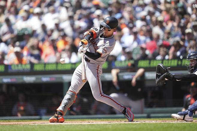 샌프란시스코 이정후가 27일 미국프로야구 메이저리그(MLB) 디트로이트와의 방문경기 1회초 1사 1루에서 좌전 안타를 치고 있다. 이정후는 7경기 연속 안타 행진을 이어갔다. 디트로이트=AP 뉴시스