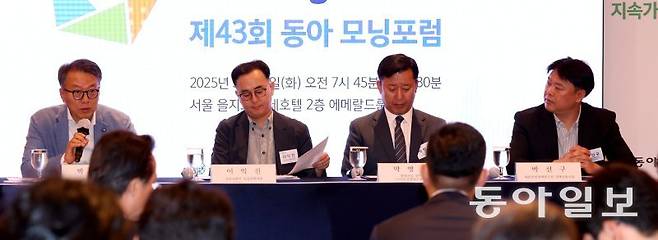 이어 박문서 서울대 건축학과 교수, 이익진 국토교통부 건설정책과장, 박영준 현대건설 스마트건설연구실장, 박선구 대한건설정책연구원 경제금융실장(왼쪽부터)이 ‘건설산업의 지속 가능한 성장을 위한 과제’를 주제로 토론하고 있다. 변영욱 기자 cut@donga.com