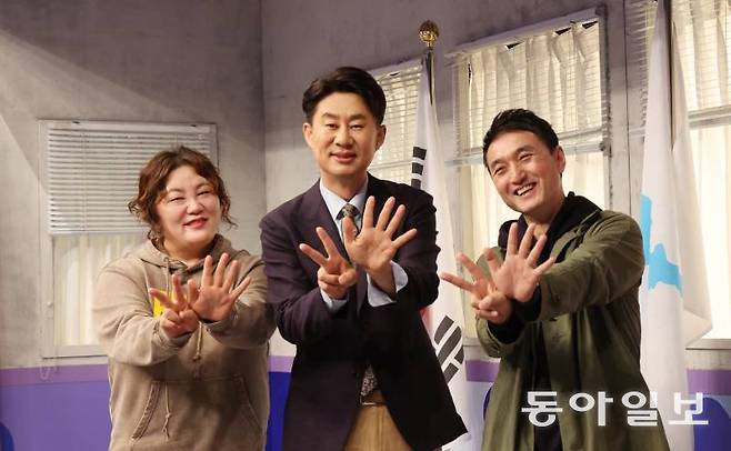 19일 서울 마포구 동아디지털미디어센터(DDMC)에서 만난 채널A 예능프로그램 ‘이제 만나러 갑니다’(이만갑)의 장주연 작가, 남희석 MC, 김군래 PD(왼쪽부터)가 700회를 뜻하는 숫자 ‘7’을 손가락으로 만들어 보이고 있다. 홍진환 기자 jean@donga.com