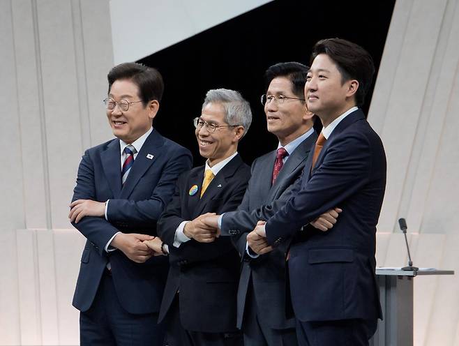 27일 서울 상암 MBC스튜디오에서 열린 21대 대선후보 3차 토론회에 더불어민주당 이재명 후보, 민주노동당 권영국 후보, 국민의힘 김문수 후보, 개혁신당 이준석 후보(좌측부터) 가 참석하여 기념촬영을 하고 있다. 사진공동취재단