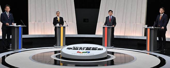 더불어민주당 이재명, 민주노동당 권영국, 국민의힘 김문수, 개혁신당 이준석 대선 후보(왼쪽부터)가 27일 서울 마포구 상암동 MBC 스튜디오에서 진행된 세 번째 TV토론회에 참석했다. 이번 토론은 정치와 외교안보 분야를 주제로 진행됐다. 사진공동취재단