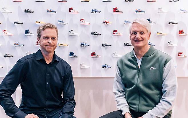 2019년 10월 마크 파커(왼쪽)의 뒤를 이어 나이키 CEO로 임명된 존 도나호(오른쪽). 나이키 디자이너 출신인 파커와 달리, 도나호는 컨설턴트와 이베이 CEO를 지낸 외부 출신으로 운동화나 패션 업계엔 문외한인 디지털 경영 전문가였다. 나이키 제공