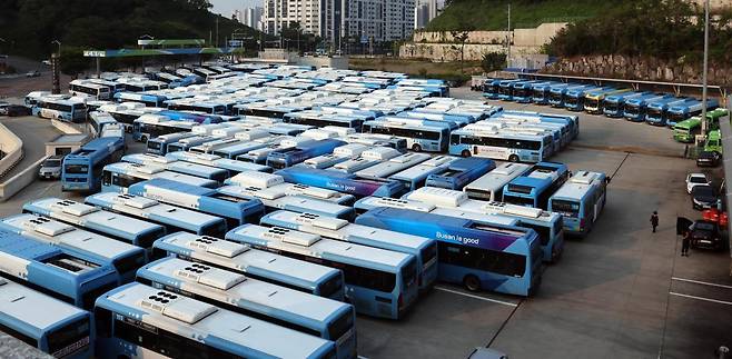 부산 시내버스 노조가 총파업에 돌입한 28일 부산 연제구 연제공용차고지에서 운행을 멈춘 시내버스가 줄 지어 멈춰 서 있다.   이번 총파업은 부산 시내버스 준공영제 시행 이후 18년 만에 처음이며, 이날 시내버스 2517대가 운행을 멈췄다. 2025.05.28. [부산=뉴시스]