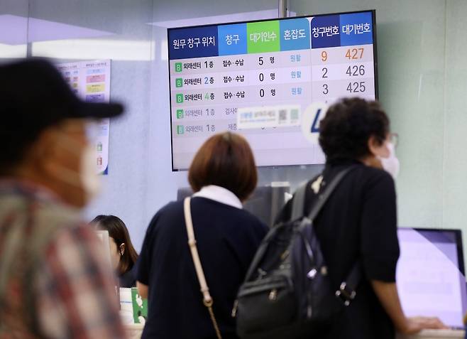 18일 오전 부산 서구 부산대병원 외래센터에서 환자들이 진료를 접수하고 있다. 2024.6.18. 뉴스1