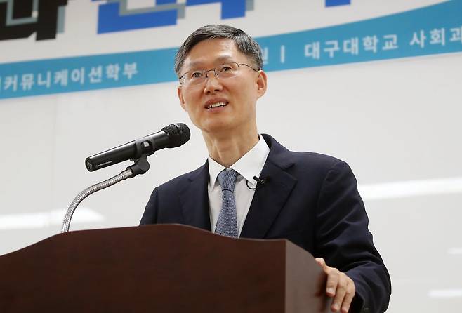 문형배 전 헌법재판소장 권한대행이 28일 오후 경북 경산시 대구대학교 경산캠퍼스에서 ‘헌법과 민주주의’를 주제로 특강하고 있다. 뉴스1