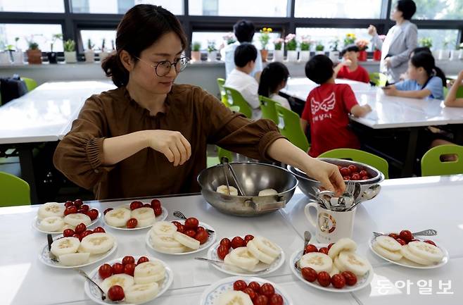 22일 오후 서울 영등포구 영등포로 디모데지역아동센터에서 초등학생들이 과일을 먹고 있다. 서울시가 지역아동센터 아동에게 과일 제공하는 민관협력 사업 “얘들아 과일먹자” 프로젝트. 변영욱 기자 cut@donga.com
