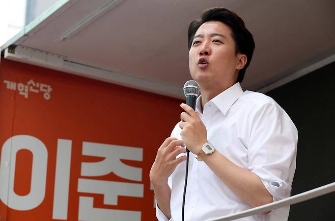 이준석 개혁신당 대선 후보가 28일 오후 서울 강남구 강남역 일대에서 열린 유세에서 지지를 호소하고 있다. 2025.05.28. 서울=뉴시스