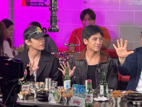 지난 20일(현지시간) 필리핀 마닐라에 위치한 한식당 '삼겹살라맛'에서 필리핀 힙합그룹 GY멤버 가비(오른쪽)와 옌(왼쪽)이 한국 술자리 게임을 하고 있다.