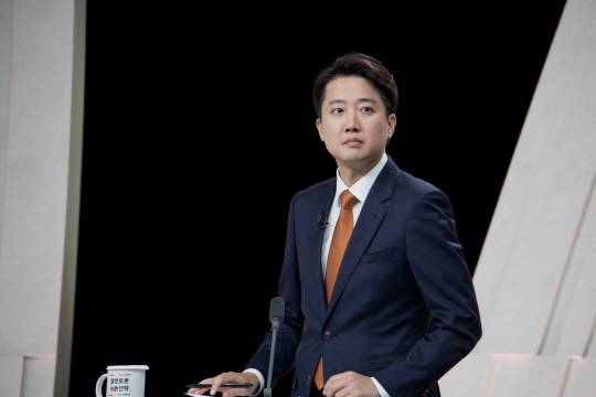 이준석 개혁신당 제21대 대선후보가 지난 5월27일 저녁 서울 마포구 상암동 MBC 스튜디오에서 열린 정치 분야 TV토론회를 준비하고 있다.<국회사진기자단·연합뉴스>