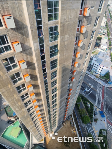 볼드패닉룸의 폴딩패닉룸 아파트 외벽 시공 모습.