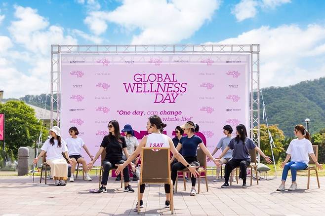 글로벌 웰니스 데이 프로그램 중 '밸런스 체어 스트레칭'. 오크밸리 리조트 제공