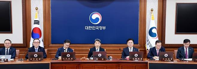 이주호 대통령 권한대행 부총리 겸 교육부 장관(가운데)이 28일 정부서울청사에서 열린 국무회의를 주재하고 있다. 연합뉴스
