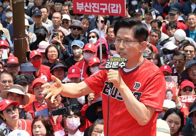 "독재국가 출현 막자" 김문수 국민의힘 대선 후보가 28일 텃밭인 부산 서면 쥬디스태화백화점 앞에서 열린 집중유세에서 독재국가의 출현을 막기 위해 자신에게 표를 달라며 지지를 호소하고 있다. 연합뉴스