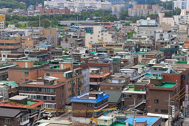 국토교통부는 연립·다세대 등 비아파트에 적용되는 6년 단기등록임대주택 제도가 내달 4일부터 새롭게 시행된다고 28일 밝혔다. 사진은 지난 22일 서울 강서구 화곡동 일대 빌라 다세대 주택가 모습.(사진=저작권자(c) 연합뉴스, 무단 전재-재배포 금지)