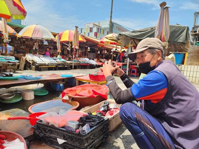 26일 부산 중구 자갈치시장에서 만난 황순찬(67)씨가 21대 대선에 대해 이야기하고 있다.