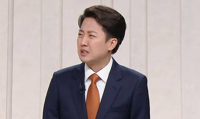 이준석 개혁신당 대통령 후보가 27일 서울 마포구 상암동 문화방송(MBC) 스튜디오에서 열린 정치 분야 토론회에서 발언하고 있다. 에스비에스(SBS) 유튜브 갈무리