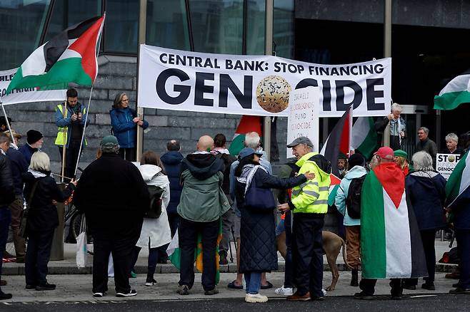 27일 팔레스타인 주민들을 지지하는 유럽인들이 아일랜드 더블린에 위치한 중앙은행 앞에서 이스라엘 제재를 강화하라는 시위를 벌이고 있다. 로이터 연합뉴스