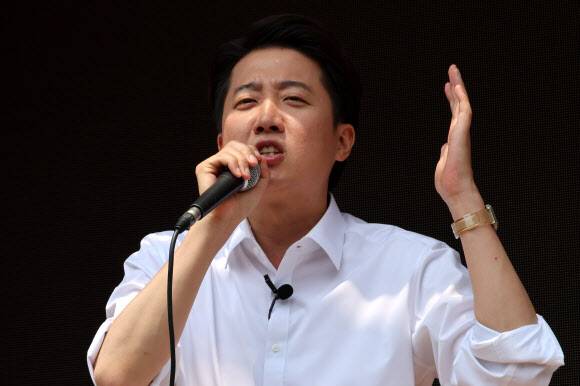 개혁신당 이준석 대선 후보가 사전투표를 하루 앞둔 28일 서울 여의도공원에서 점심시간 산책을 나온 직장인들을 향해 지지를 호소하고 있다. 연합뉴스