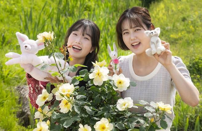 에버랜드에서 각종 굿즈를 들고 즐거워하는 이들. 에버랜드 제공