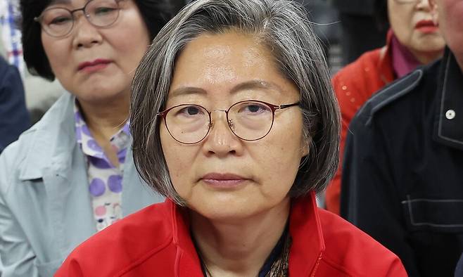 제22대 국회의원선거 수원정에 출마한 국민의힘 이수정 후보가 2024년 4월10일 오후 경기도 수원시 영통구 선거사무소에서 개표방송을 보고 있다. 연합뉴스