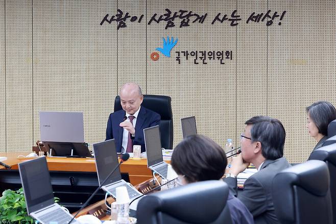 안창호 국가인권위원회 위원장과 위원들이 26일 서울 중구 인권위에서 열린 제11차 전원위원회에 참석해 개회를 기다리고 있다. 연합뉴스