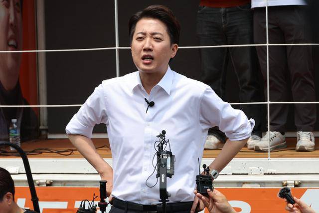 이준석 개혁신당 이준석 대선 후보가 28일 서울 여의도공원에서 유세를 마친 뒤 취재진의 질문에 답하고 있다. 연합뉴스