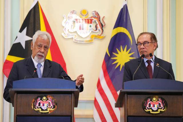 지난해 12월 말레이시아 행정수도 푸트라자야 총리실에서 사나나 구스마오(왼쪽) 동티모르 총리와 안와르 이브라임 총리가 공동 기자회견을 하고 있다. 푸트라자야=AP 연합뉴스 자료사진