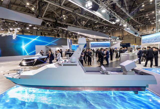 한화시스템이 28일 부산 벡스코에서 열린 국제해양방산전시회(MADEX)에 참가해 처음으로 공개한 전투용 무인수상정. 한화시스템 제공